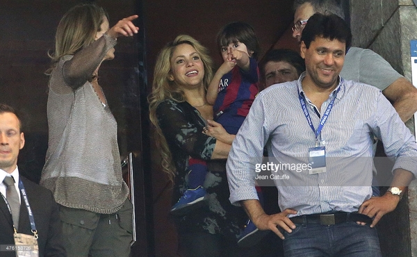 476153726-shakira-holds-her-son-milan-pique-mebarak-gettyimages.jpg