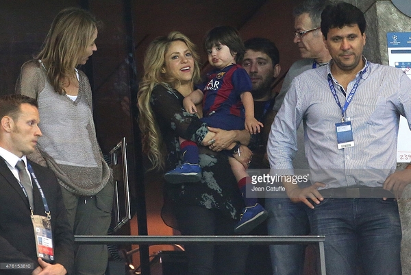 476153810-shakira-holds-her-son-milan-pique-mebarak-gettyimages.jpg