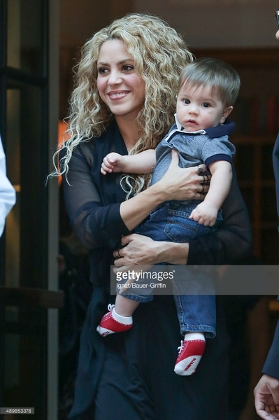 489853378-shakira-and-sasha-pique-mebarak-are-seen-on-gettyimages.jpg