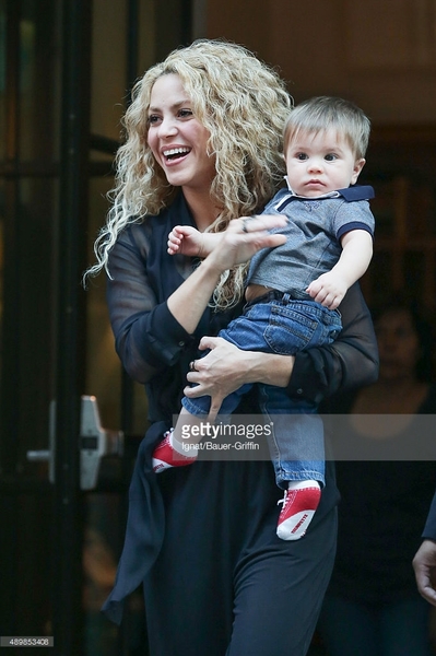 489853408-shakira-and-sasha-pique-mebarak-are-seen-on-gettyimages.jpg