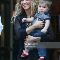 489853378-shakira-and-sasha-pique-mebarak-are-seen-on-gettyimages.jpg