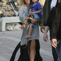 2D36553500000578-3265677-Proud_mummy_Shakira_was_later_seen_carrying_her_two_year_old_thr-a-290_1444348282261.jpg