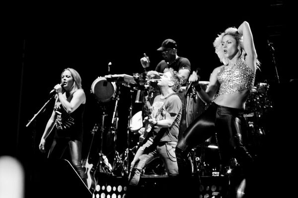 Shakira_Concierto_en_Singapore_Grand_Prix-2011-myshakiblog2B286829~0.jpg