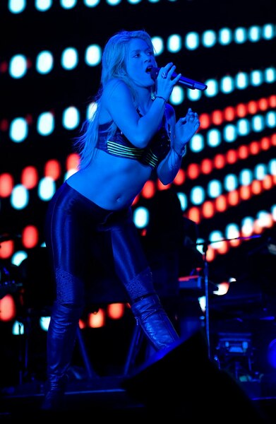 Preppie_Shakira_performing_live_during_The_Sun_Comes_Out_World_Tour_concert_in_Barcelona_29.jpg