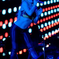 Preppie_Shakira_performing_live_during_The_Sun_Comes_Out_World_Tour_concert_in_Barcelona_29.jpg
