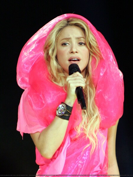 Shakira-performs.jpg