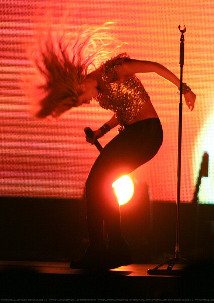 Shakira-performs10.jpg