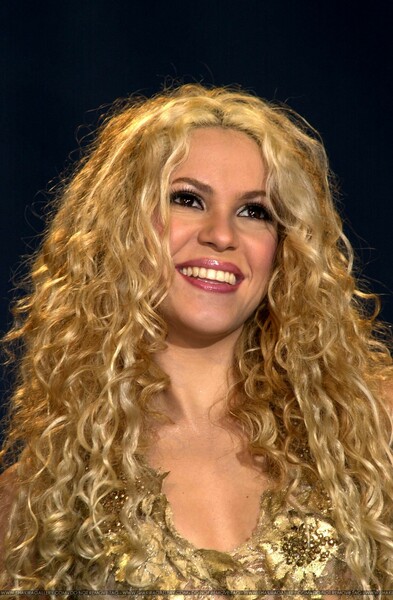 0shakira_2_21_01_5.jpg