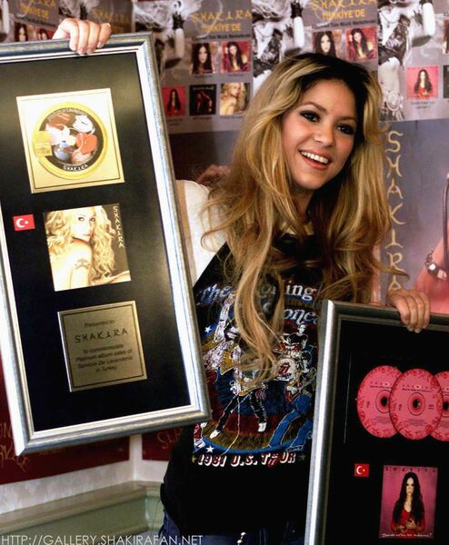 shakira230023234.jpg