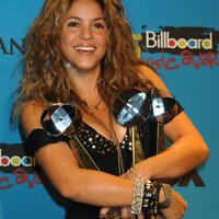 xl_Shakira_CV4~3.jpg