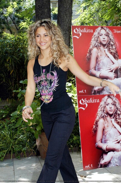 Shakira_pose_full_12.jpg