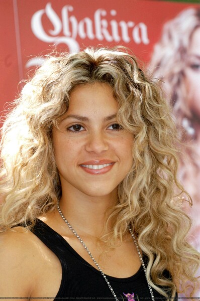 Shakira_smile_mid_15.jpg