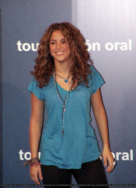 shakira_060323_17.jpg