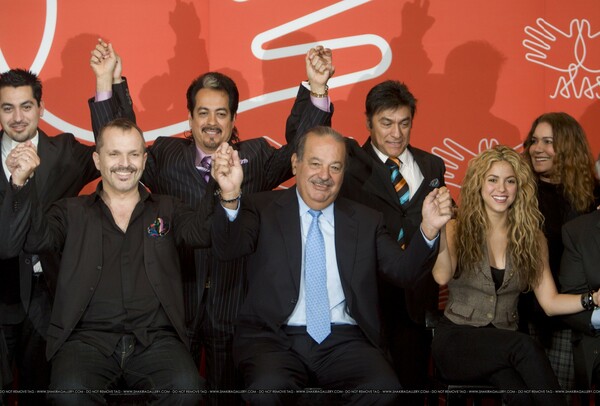 2235827786-mexican-businessmen-billionaire-carlos-slim-center-holds-the-hands-of.jpg