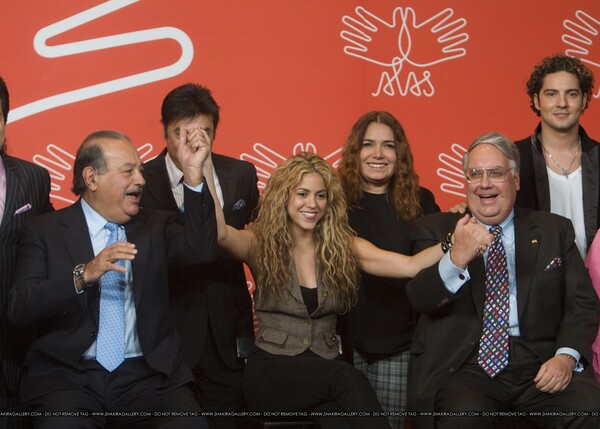 2323275744-colombian-pop-star-shakira-center-holds-hands-bussinesmen-billionaires-carlos.jpg