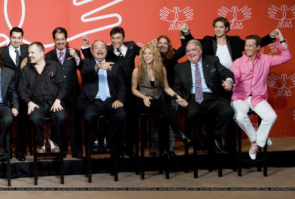 3929788441-colombian-pop-star-shakira-center-sits-next-to-businessmen-billionaires.jpg