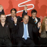 2235827786-mexican-businessmen-billionaire-carlos-slim-center-holds-the-hands-of.jpg