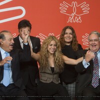 2323275744-colombian-pop-star-shakira-center-holds-hands-bussinesmen-billionaires-carlos.jpg