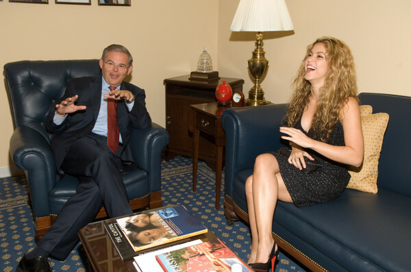 90149_Celebutopia-Shakira_meets_Sen__Robert_Menendez_in_his_office_in_Washington-03_122_556lo.jpg