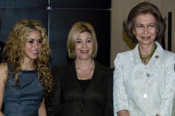 CUMBRE__Shakira_with_Queen_Sofia.jpg