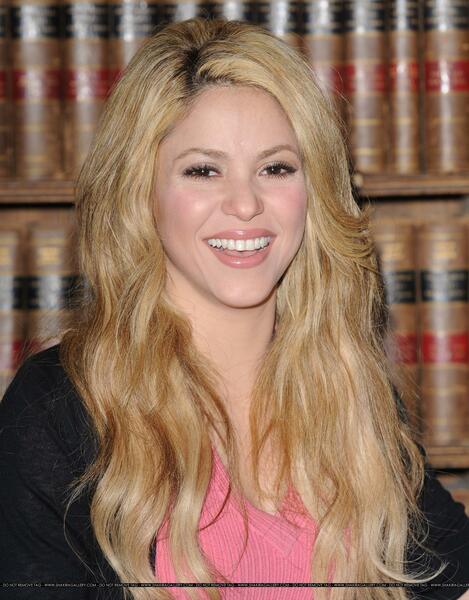 shakira_oxford_08_wenn2684089.jpg