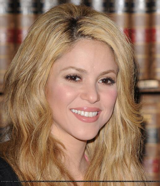 shakira_oxford_09_wenn2684080.jpg