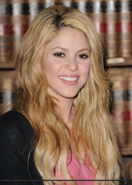 shakira_oxford_10_wenn2684088.jpg