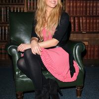 shakira_oxford_12_wenn2684090.jpg