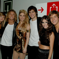 TEENANGELS-CON-SHAKIRA2.jpg