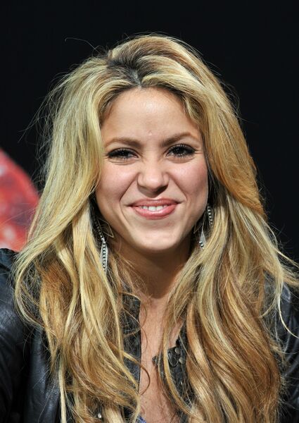 Shakira-BURDA_LIVE_event_in_Offenburg-04_122_220lo.jpg