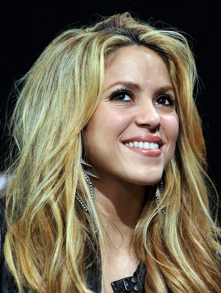 Shakira-BURDA_LIVE_event_in_Offenburg-05_122_557lo.jpg