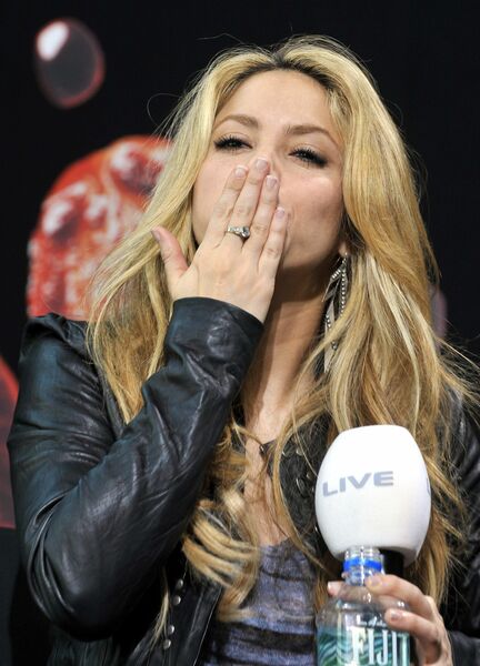 Shakira-BURDA_LIVE_event_in_Offenburg-09_122_369lo.jpg