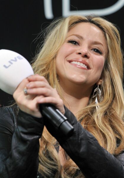 Shakira-BURDA_LIVE_event_in_Offenburg-14_122_204lo.jpg