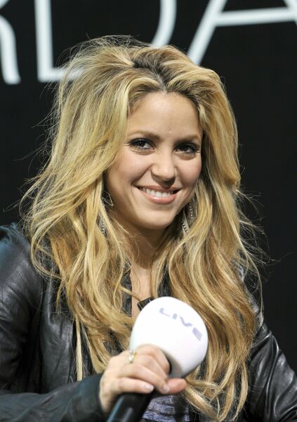 Shakira-BURDA_LIVE_event_in_Offenburg-16_122_115lo.jpg