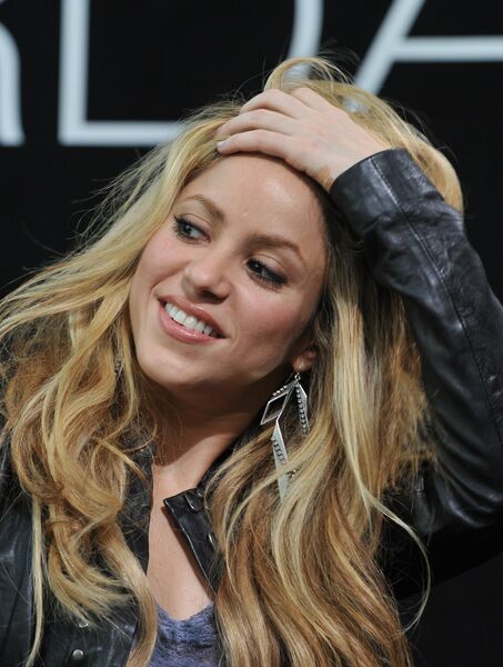 Shakira-BURDA_LIVE_event_in_Offenburg-17_122_10lo.jpg