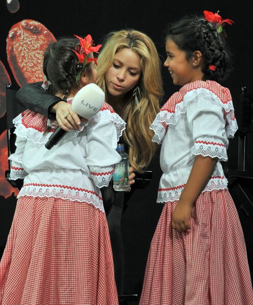 Shakira-BURDA_LIVE_event_in_Offenburg-22_122_135lo.jpg