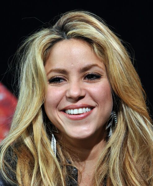 Shakira-BURDA_LIVE_event_in_Offenburg-23_122_16lo.jpg