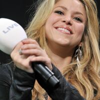 Shakira-BURDA_LIVE_event_in_Offenburg-14_122_204lo.jpg