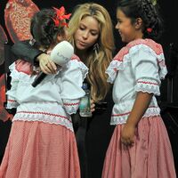 Shakira-BURDA_LIVE_event_in_Offenburg-22_122_135lo.jpg