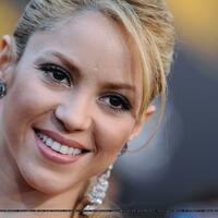 91122A1_SHAKIRA_B-GR_07.jpg