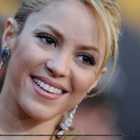 91122A1_SHAKIRA_B-GR_08.jpg