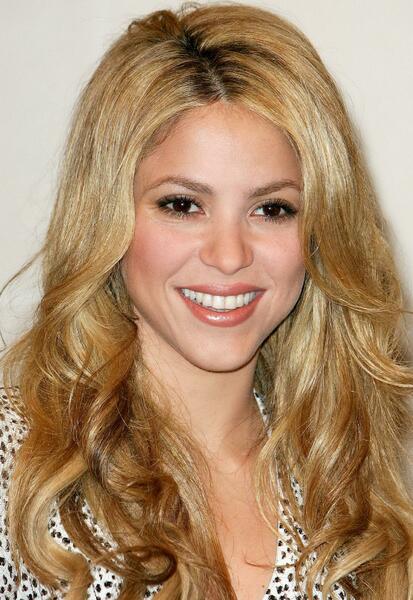 74666_Shakira_Paris_09-30-2009_01_122_210lo.jpg