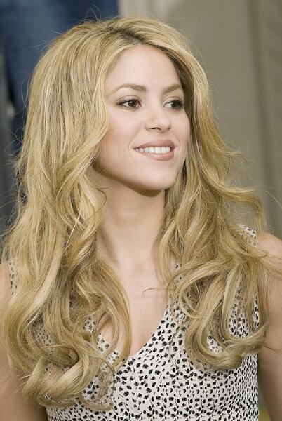 74678_Shakira_Paris_09-30-2009_05_122_251lo.jpg