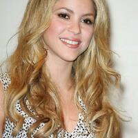 74667_Shakira_Paris_09-30-2009_02_122_445lo.jpg