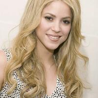 74668_Shakira_Paris_09-30-2009_03_122_74lo.jpg