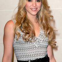 74684_Shakira_Paris_09-30-2009_06_122_455lo.jpg