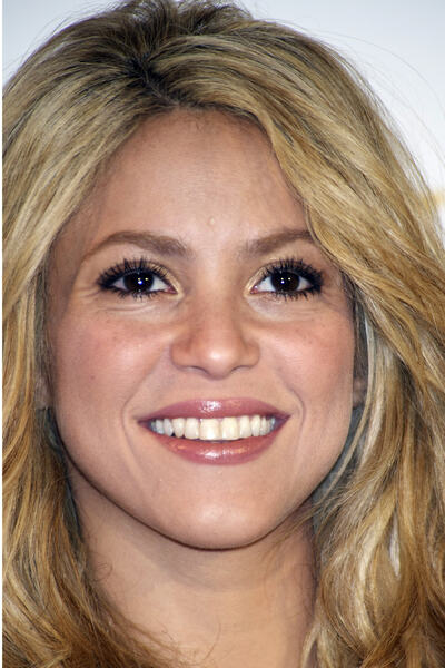 36458_celebrity_paradise_com_TheElder_Shakira2010_06_22_photocallforSbyShakira5_122_87lo.jpg