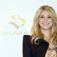 36456_celebrity_paradise_com_TheElder_Shakira2010_06_22_photocallforSbyShakira4_122_428lo.jpg