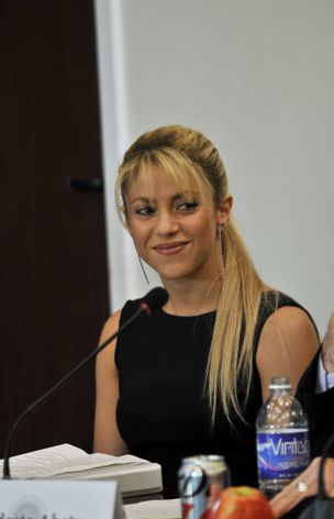 06Shakira1.JPG