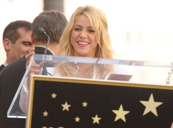 Shakira2BShakira2BHonored2BHollywood2BWalk2BFame2BxJWlL-sl_qQl.jpg